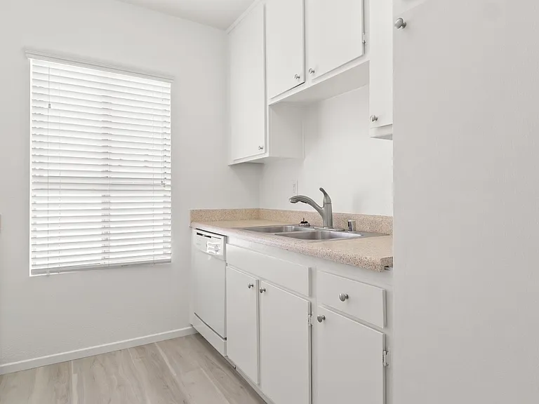 Four Winds Apartments — Photo 10