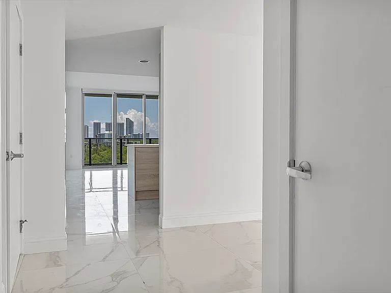 16385 Biscayne Blvd #717 — Photo 35