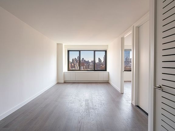 3rd image of 220 E 72nd St #15D1