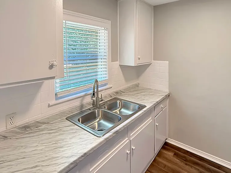 5017 Fairfax St — Photo 10