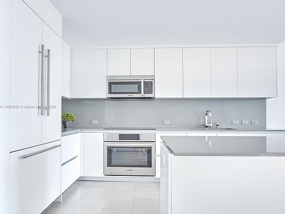 5th image of 68 SE 6th St APT 3705