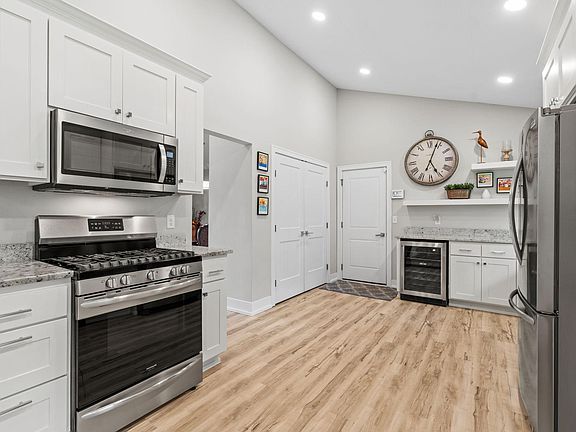 4th image of 230 Maple Island Rd