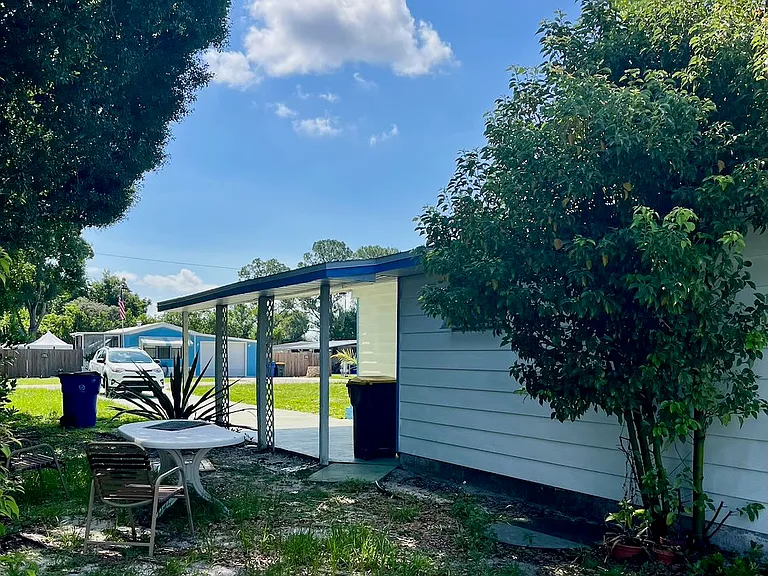 413 Pine Tree Ln — Photo 3