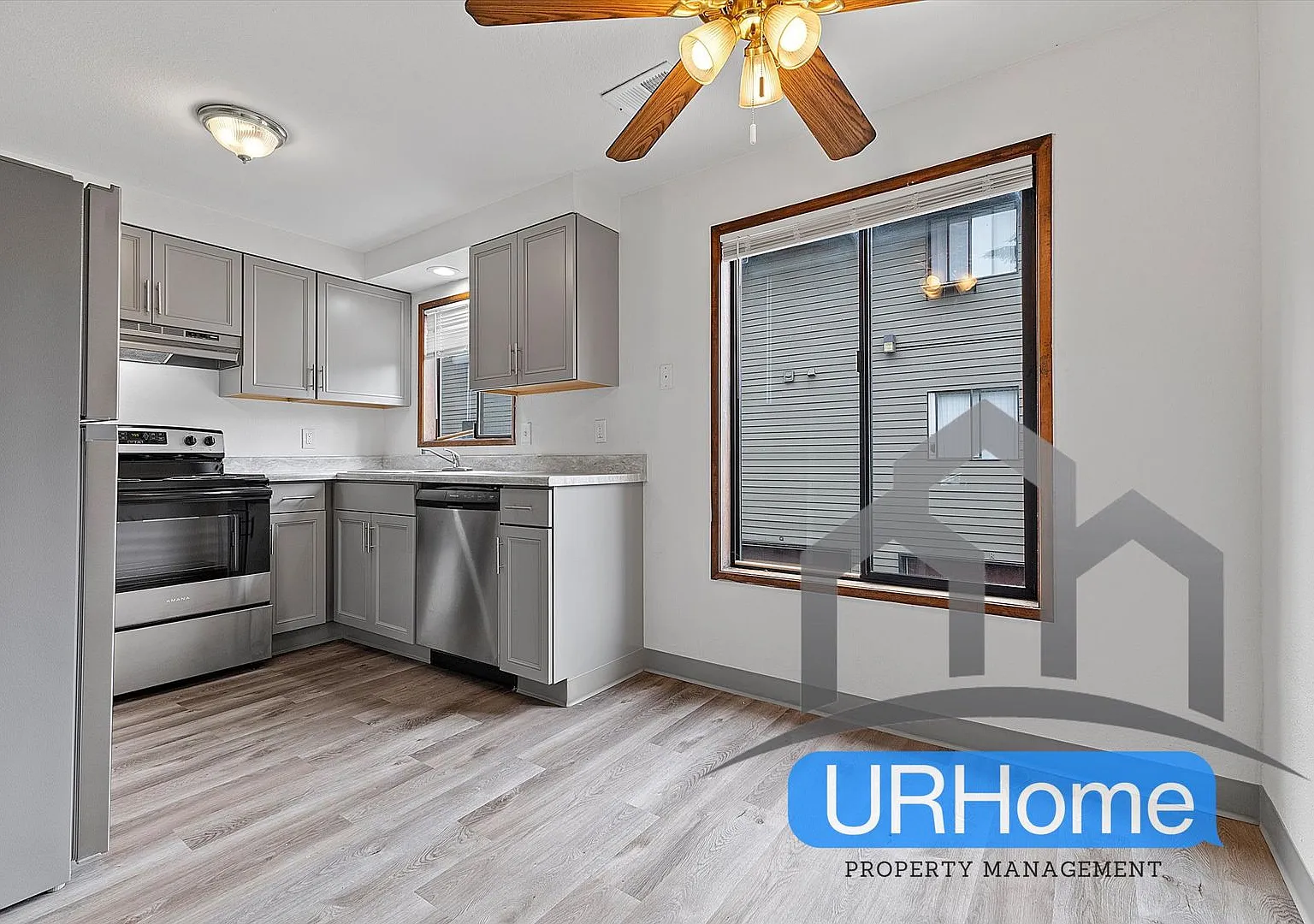 Spacious 2BR Home in SE Portland Pet-Friendly & Move-In Ready! — Photo 3