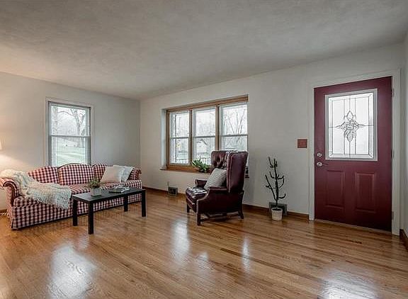 2nd image of 2525 Espenlaub Ln