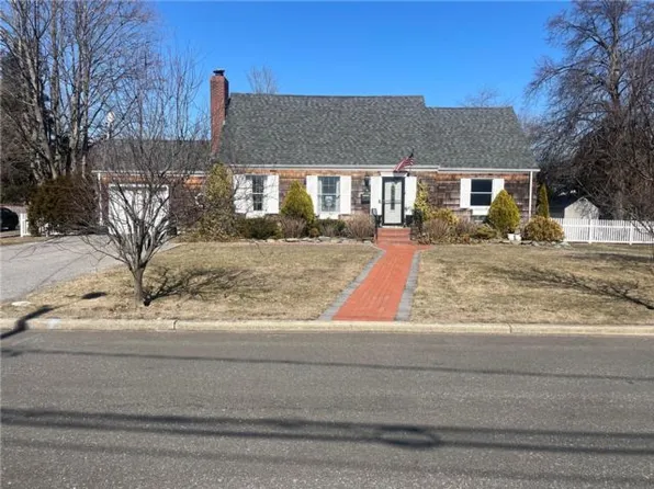 50 Mole Pl, Amityville, NY 11701