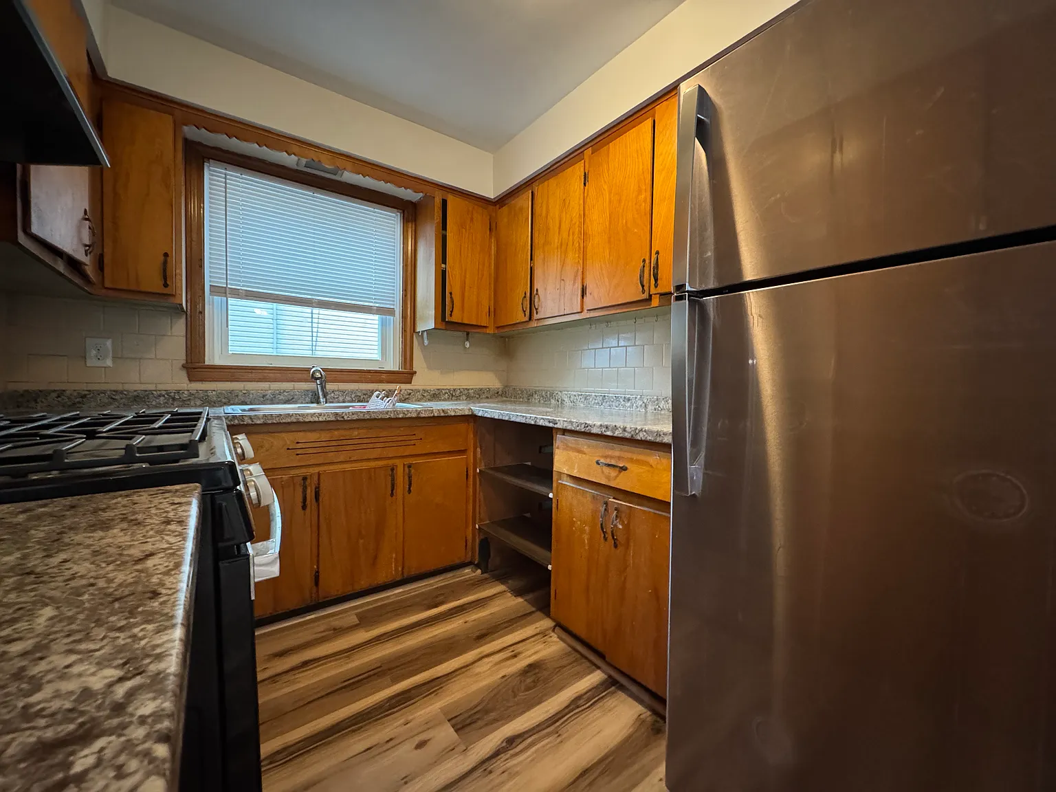 4 bed, 1000 sqft, $2,400 — Photo 2