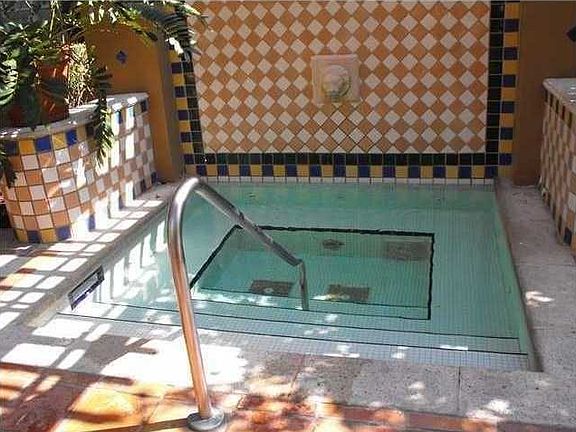 5th image of E Country Club Dr