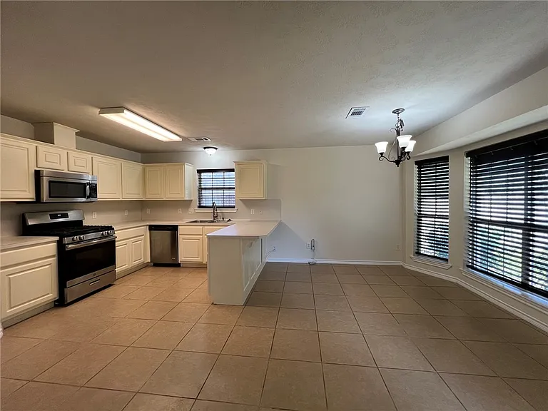 1206 Mullins Ct — Photo 9