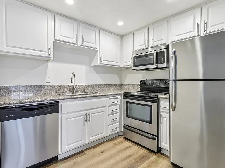 Mirada at La Jolla Colony Apartments — Photo 20