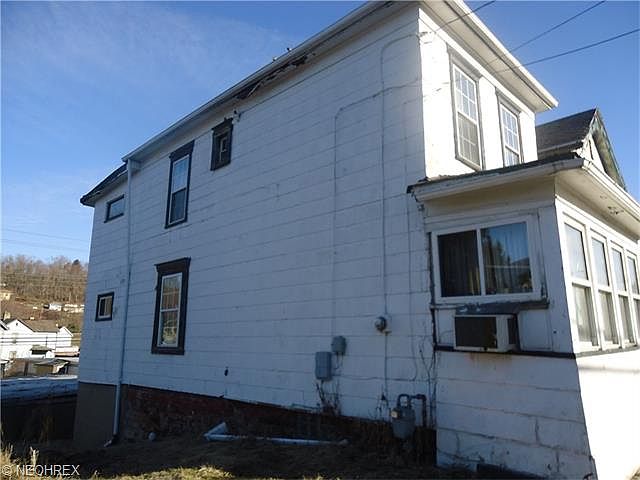 2nd image of 1423 Center St