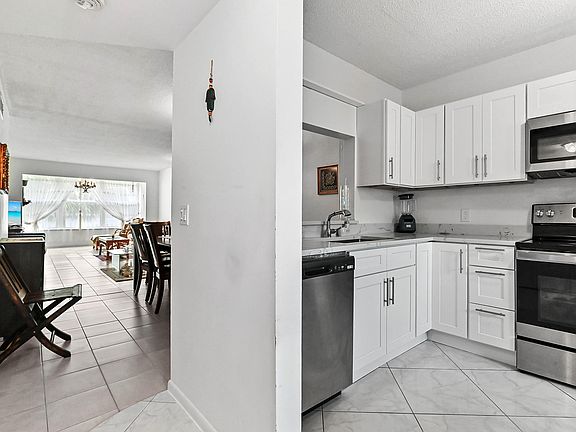 5th image of 2860 SW 22nd Avenue #4040