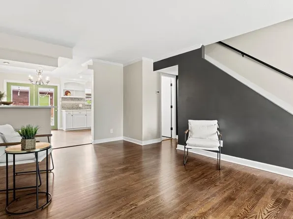 6811 N Askew Cir, Kansas City, MO 64119