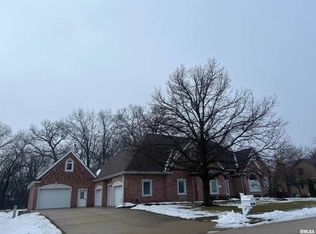 60 Hyde Park Dr, Morton, IL 61550