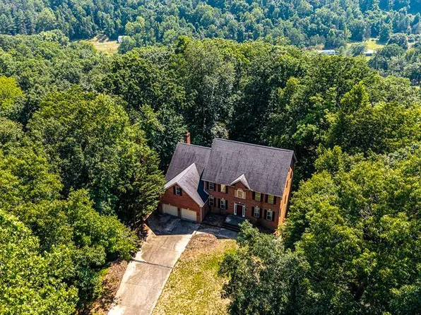 1 Timberwood Dr, Scott Depot, WV 25560