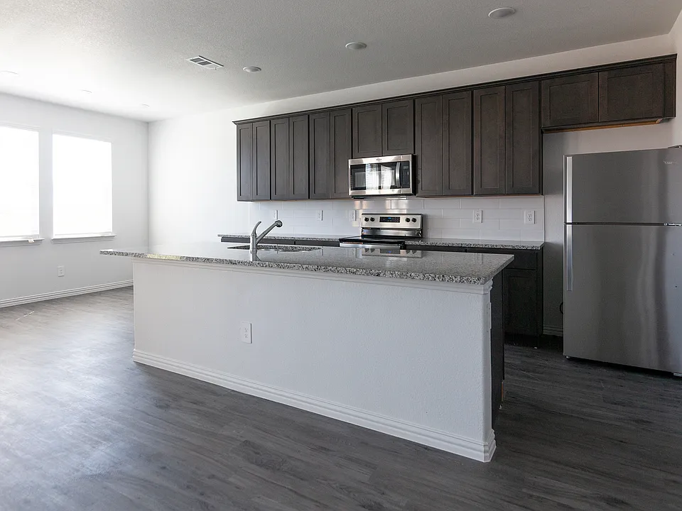 648 Lakefield Dr
