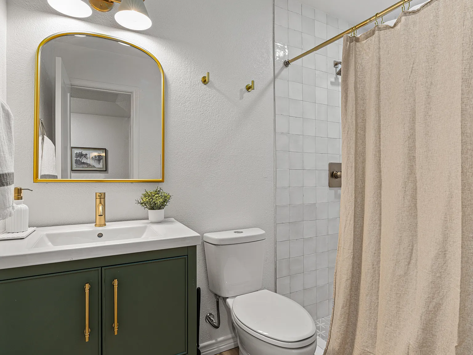 4 bed, 3.0 bath, 2856 sqft, $832 — Photo 3