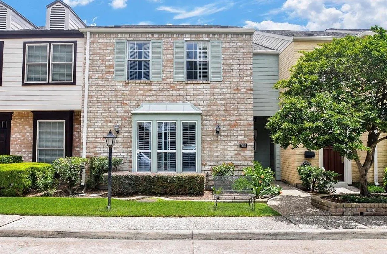 4 bed, 3.0 bath, 2266 sqft, $2,600 — Photo 2