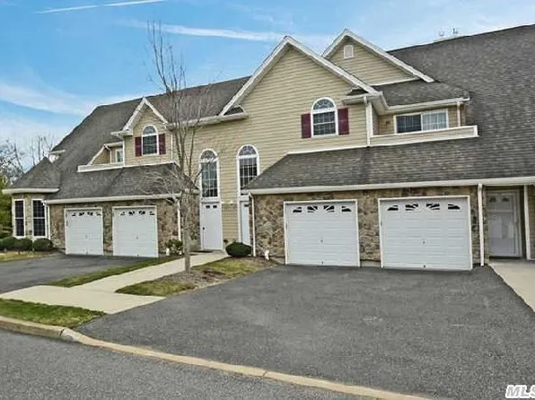 168 Larry Ln, Dix Hills, NY 11746
