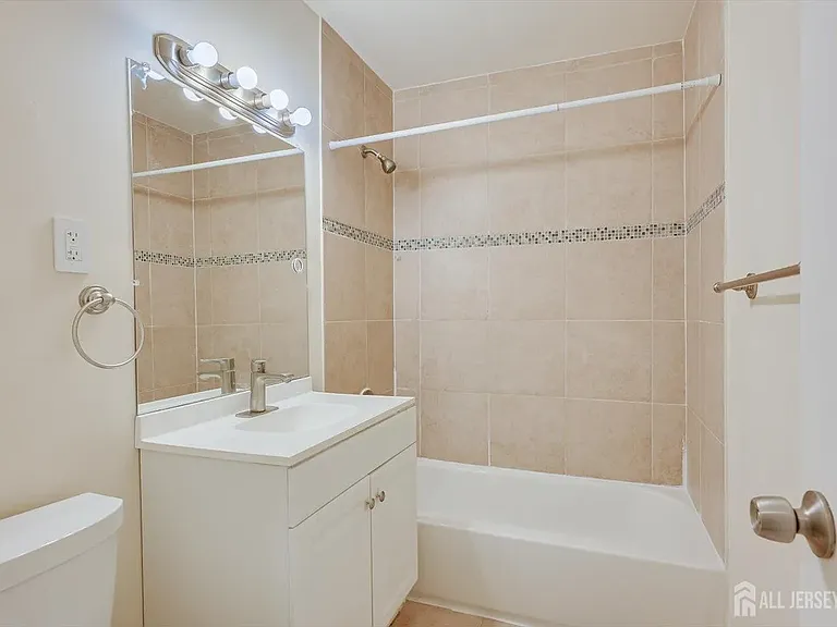 342 College Dr — Photo 6