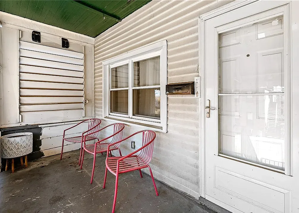 2 bed, 800 sqft, $1,300 — Photo 2