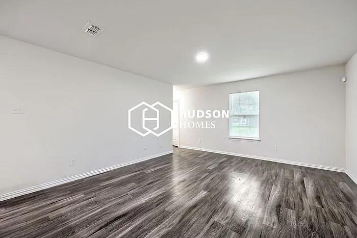 2722 William St — Photo 3