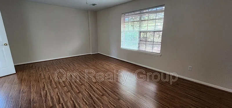 5 bed, 3.0 bath, 2355 sqft, $2,450 — Photo 3