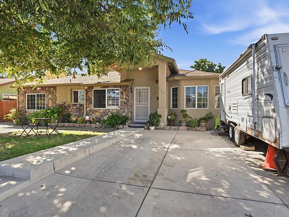 3rd image of 2320 Encina Ave