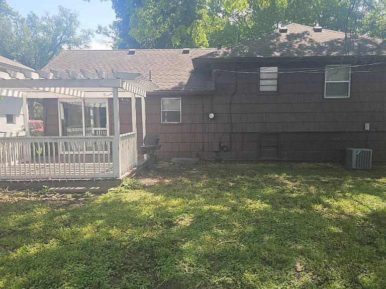 8800 Stark Ave — Photo 3