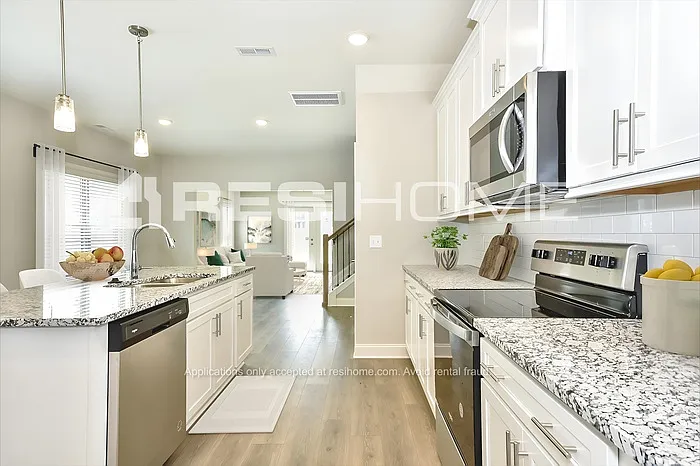 3 bed, 2.5 bath, 1950 sqft, $2,300 — Photo 3