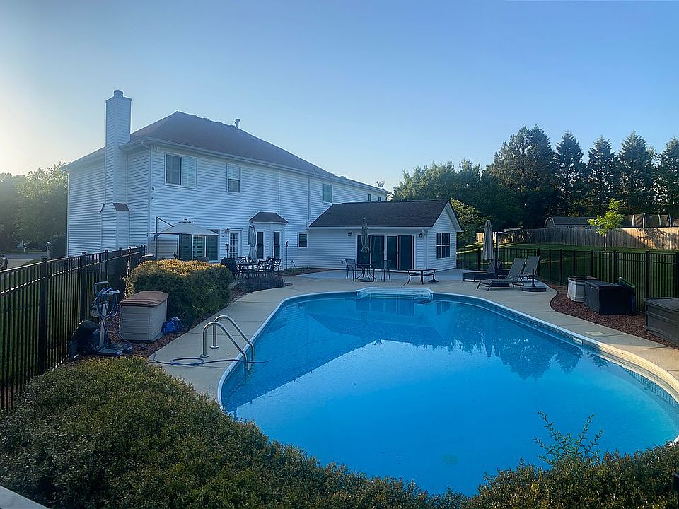 2nd image of 1735 Walnut Crest Ln