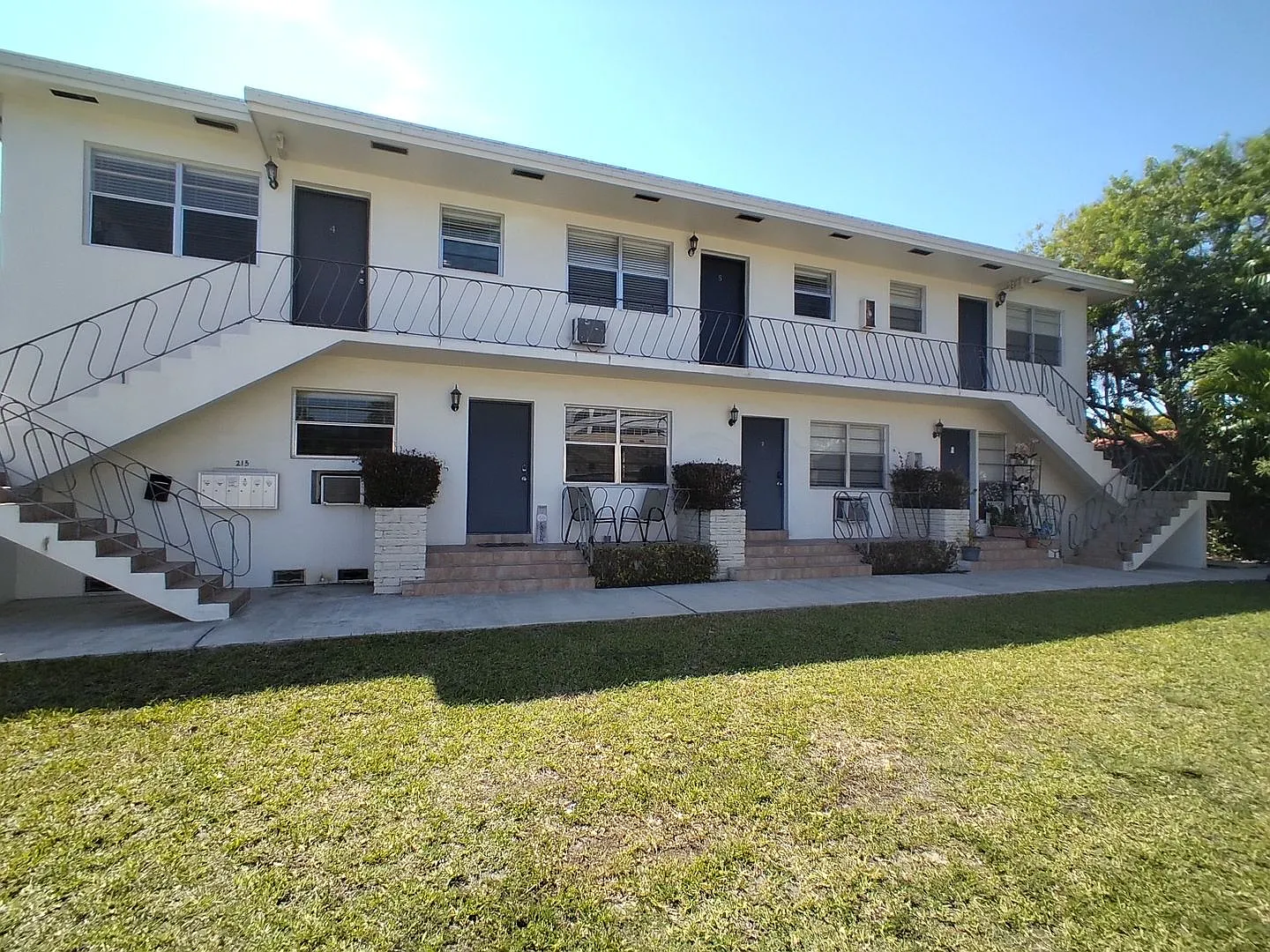 215 Menores | Coral Gables (Residential / near Business District North Ponce/Douglas area) — Photo 3
