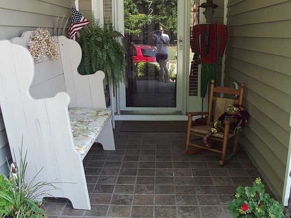 Entrance w/storm door