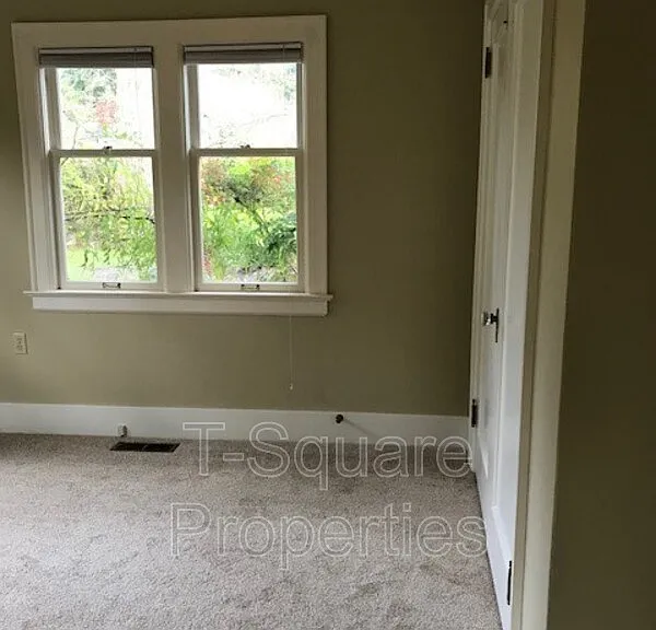 9056 Avondale Rd NE — Photo 10