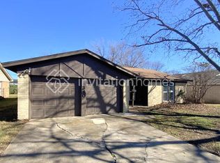 340 NW Summercrest Blvd, Burleson, TX 76028