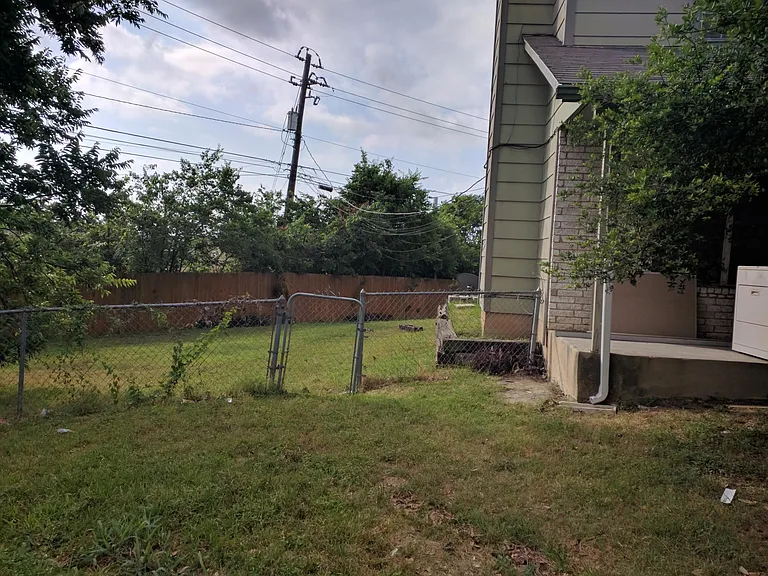 Huge yard, fenced