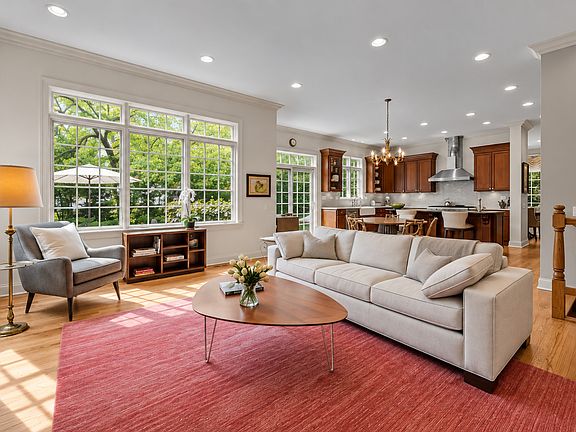 5th image of 911 Queens Ln