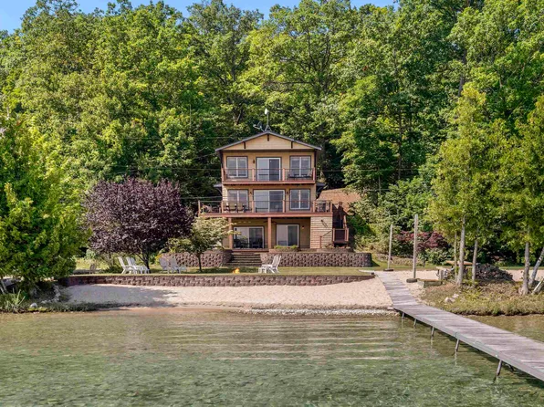 537 Sunkissed Dr, Benzonia, MI 49616