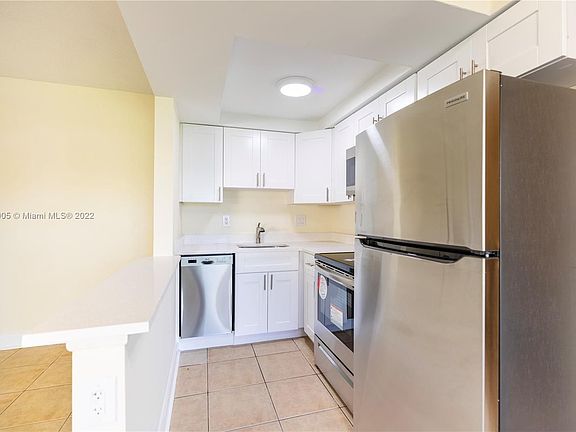 4th image of 391 SE 19th Ave APT 3