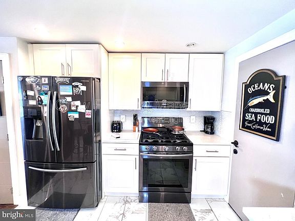 4th image of 2830 Castor Ave