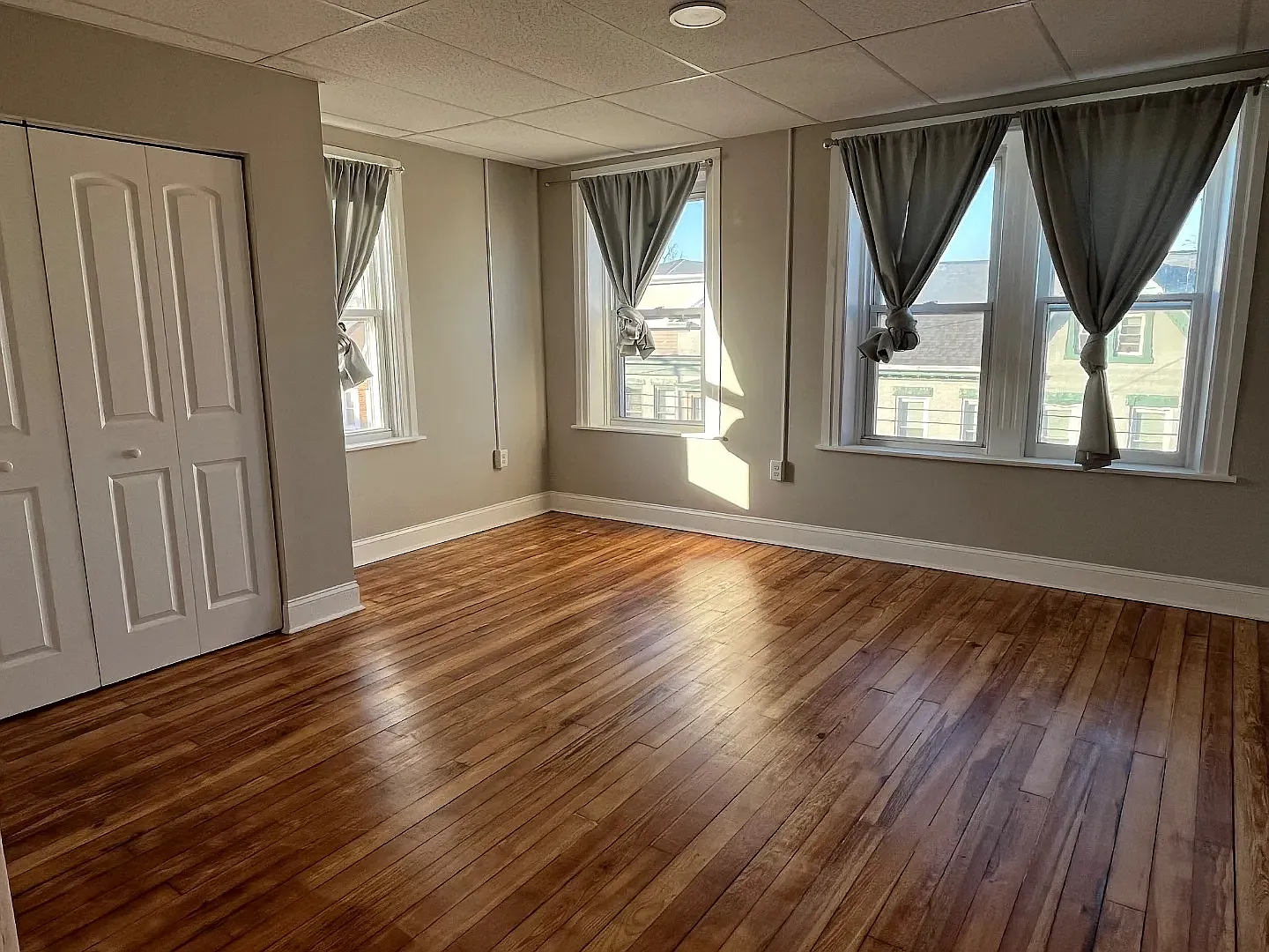 3 bed, 1050 sqft, $1,300 — Photo 2