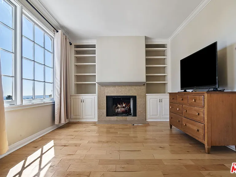 1478 Sunset Plaza Dr — Photo 13