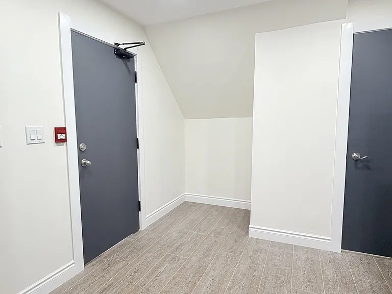 691 Ouellette Ave #7 — Photo 4