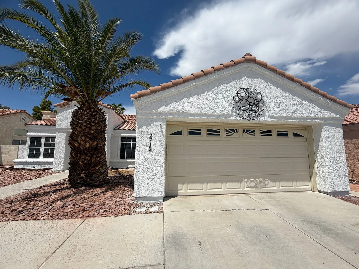 Beautiful 4 bedroom Henderson Home with Hot Tub & Spacious Backyard — Photo 2