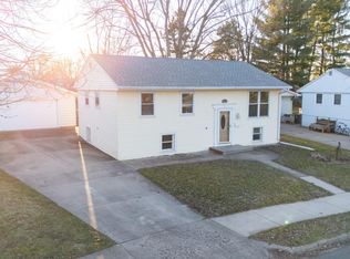 11 Dominion Ct, Pekin, IL 61554