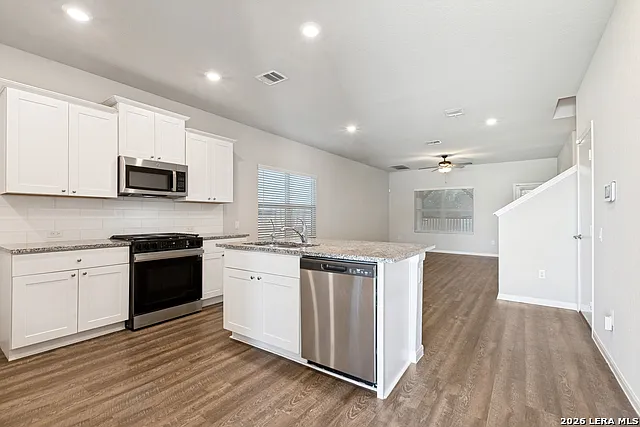 4 bed, 2.5 bath, 2021 sqft, $1,900 — Photo 4