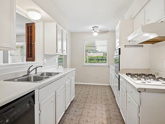 Spacious kitchen & breakfast area. The kitchen has a pass-thru to the den