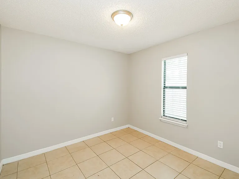 1834 Manitoba Ct N — Photo 13