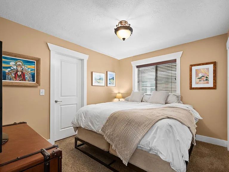 432 E Milton Ave — Photo 5