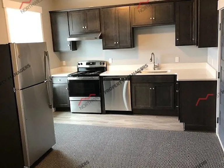 108 E Maple St — Photo 3